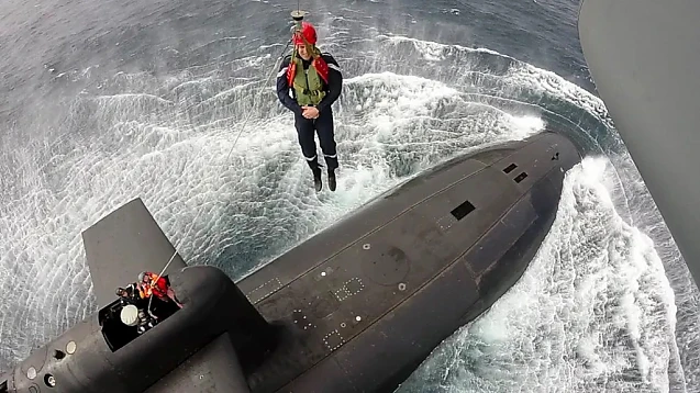 Președintele francez este coborât dintr-un elicopter la bordul submarinului nuclear francez Le Terrible, lansator de rachete balistice