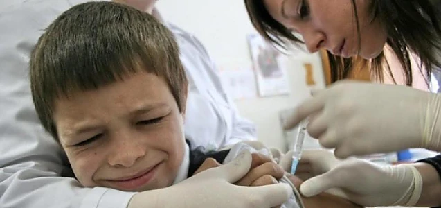 Proiect de lege TOTALITAR în privința vaccinării. Pentru a fi înscriși la școală sau grădi, copiii trebuie să suporte OPT vaccinuri obligatorii. Părinții, considerați INFRACTORI dacă nu-și vaccinează copiii până la 3 ani