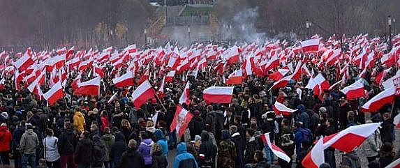 Zeci de mii de polonezi au incendiat steagul UE de Ziua Independenței: Ieri a fost Moscova, azi Bruxelles-ul e cel care ne ia libertatea!