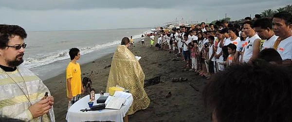 Convertiri în masă la Ortodoxie: doi episcopi protestanți, toți preoții și enoriașii lor au fost botezați