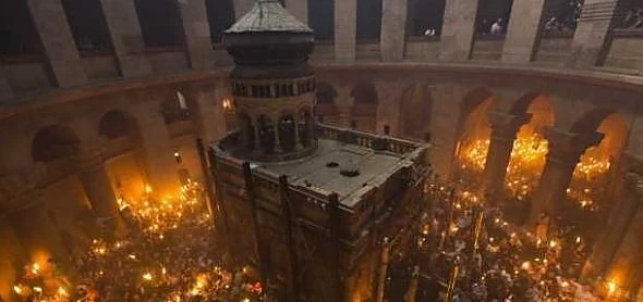 Lumina Sfântă a Învierii s-a aprins la Ierusalim. Mii de  credincioșii aflați la Biserica Învierii, care adăpostește Sfântul Mormânt, au luat parte la ceremonia care are loc în fiecare an