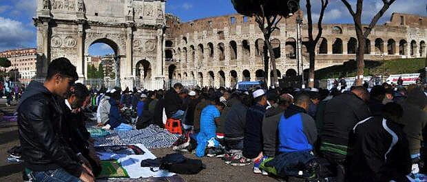 Islamul a cucerit Roma? Cum a ajuns să arate Cetatea Eternă: musulmanii fac rugăciuni în fața Arcului lui Constantin cel Mare, simbol al lumii creștine