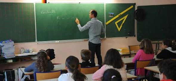 Nebunie totală! Un profesor din Franța a fost SUSPENDAT pentru că le-a citit elevilor pasaje din Biblie