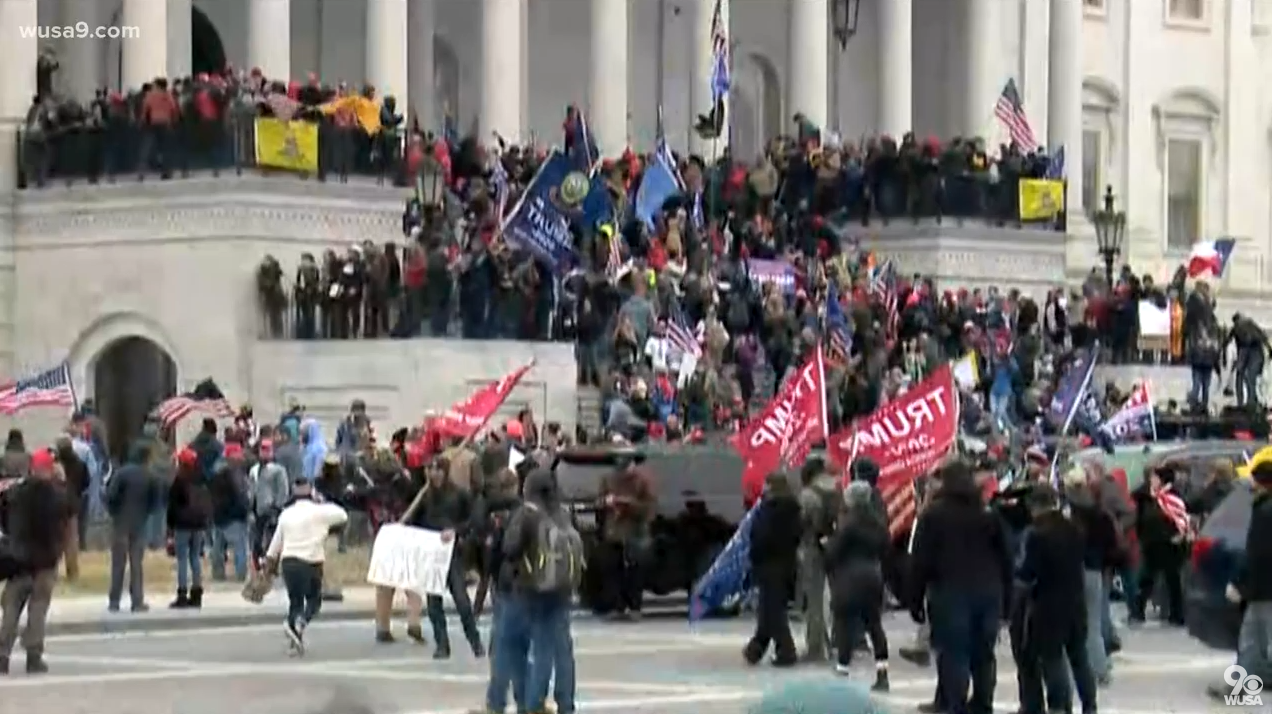 CONGRESUL SUA ASALTAT DE PROTESTATARII PRO-TRUMP. Scandal și deznodamânt  stupid în Congres. Trump dă de înțeles că Pence a trădat: „Mike Pence nu a  avut curajul să facă ceea ce ar fi