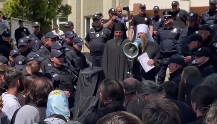 sute de credincioși au mers luni, 22 mai 2023, la secția de poliție din Cernăuți, pentru a-și manifesta sprijinul față de mitropolitul Longhin, chemat la interogatoriu