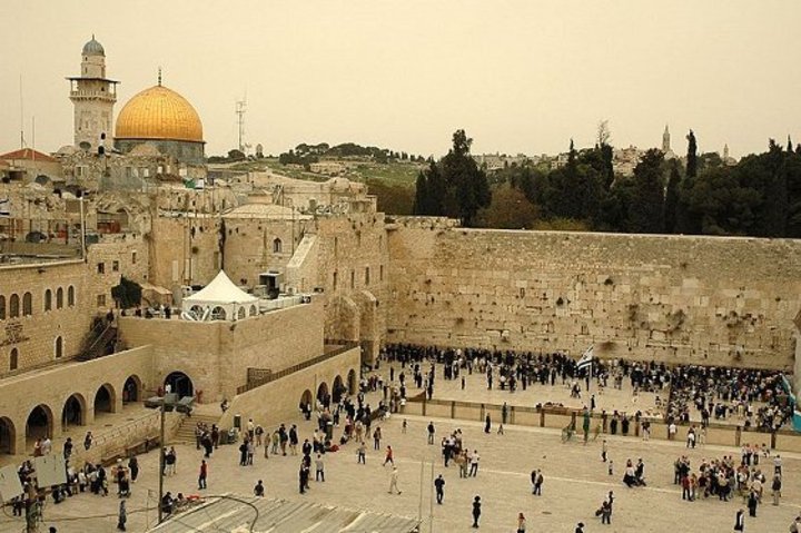 overthrow garbage Inspire Zidul Plângerii din Ierusalim, parțial închis. Un bolovan de 100 de  kilograme a căzut în locul în care se roagă pelerinii | ActiveNews