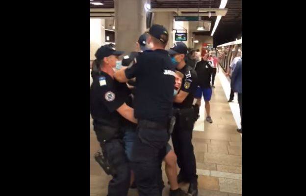 Incident la metrou: Un tânăr a fost încătușat și amendat pentru că NU PURTA CORECT masca
