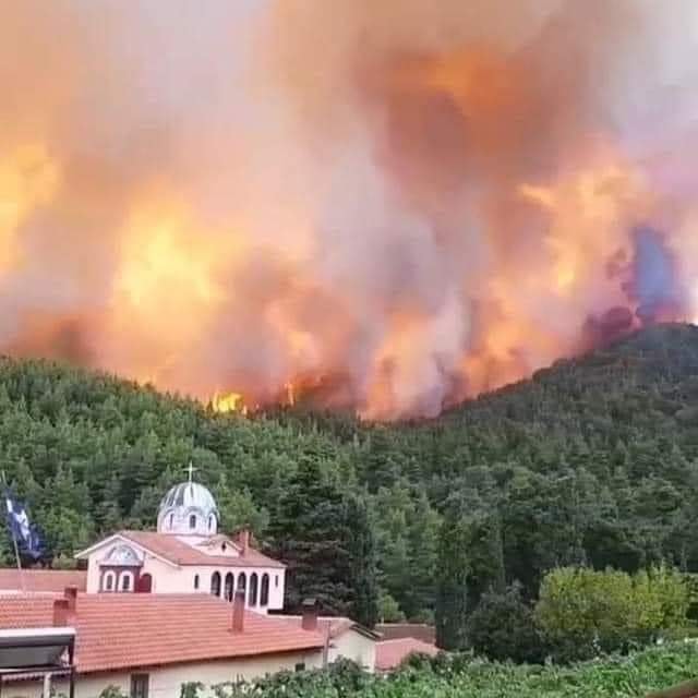 ΘΑΥΜΑ!  Μεγάλη φωτιά στο ελληνικό νησί της Εύβοιας: Μοναστήρι αφιερωμένο στον ευσεβή Δαυίδ και 12 τοποθεσίες που απειλούνται από τις φλόγες.  ΕΚΠΛΗΚΤΙΚΟ: Όταν έφτασε σε απόσταση ενός μέτρου από τα κτίρια της Μονής, η φωτιά σταμάτησε ξαφνικά, σαν παντοδύναμο χέρι