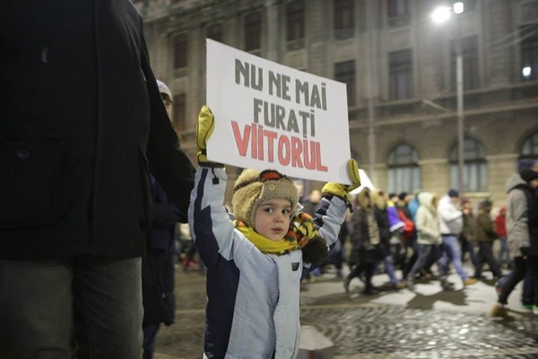 Proteste anti-certificat Covid în București, Ploiești, Craiova, Cluj, Sibiu, Focșani, Botoșani și mai multe orașe din țară. FOTO/VIDEO