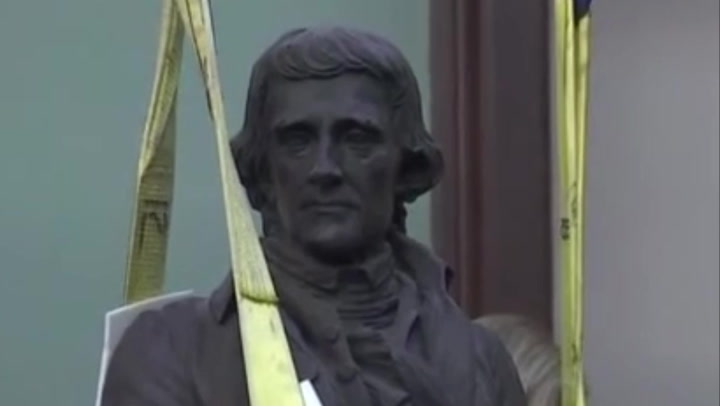 Trump a avut dreptate: Statuia lui Thomas Jefferson a fost îndepărtată din primăria orașului New York. VIDEO