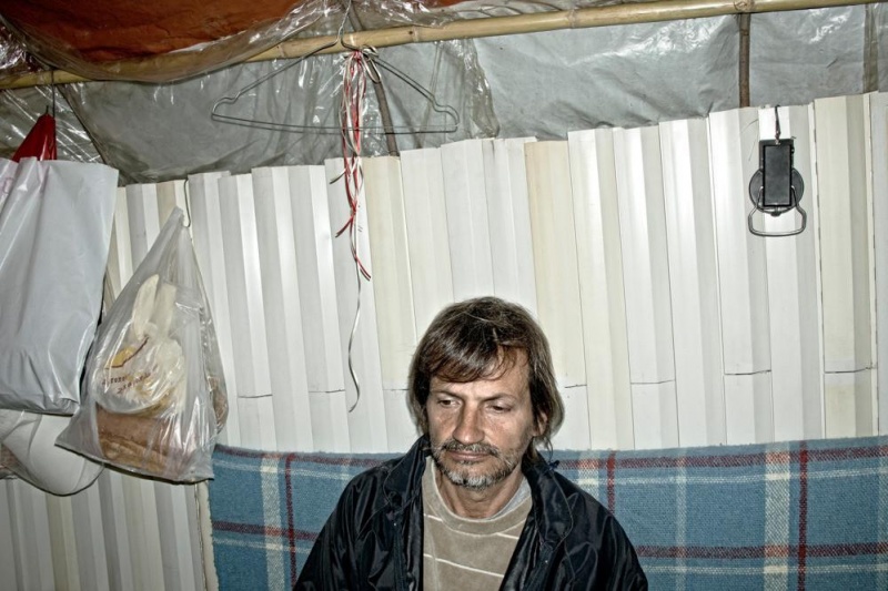 Casa improvizată a lui Nikos, fost angajat în sectorul public.