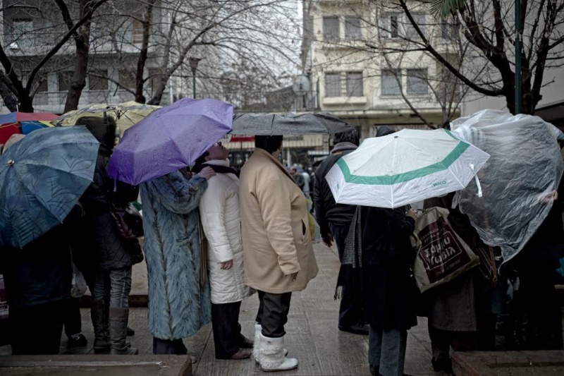 Circa 27% dintre familiile grecești nu-și pot permite să-și acopere cheltuielile de bază. Din ce în ce mai mulți oameni ajung în cantinele sociale organizate de biserică, ONGuri sau inițiative cetățenești.