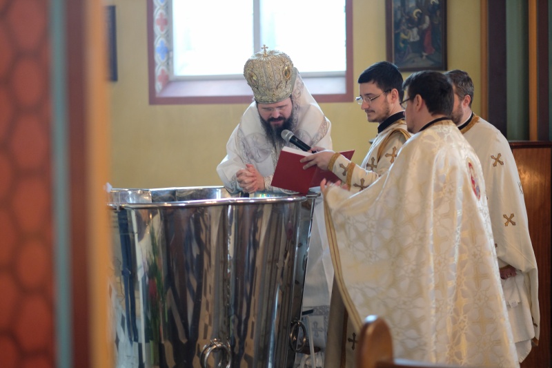 PS Macarie, săvârșind Taina Botezului