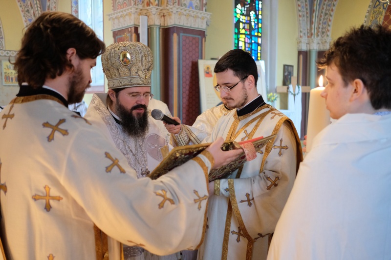 PS Macarie, săvârșind Taina Botezului