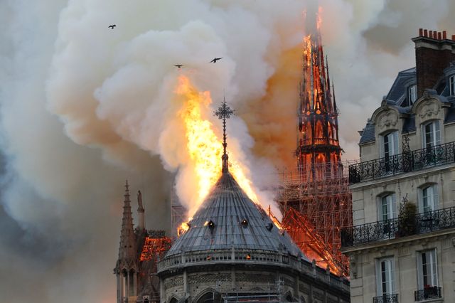 Catedrala Notre Dame în flăcări