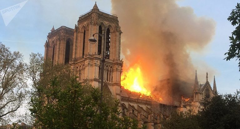 Catedrala Notre Dame în flăcări