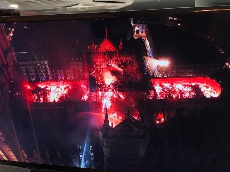 Catedrala Notre Dame în flăcări