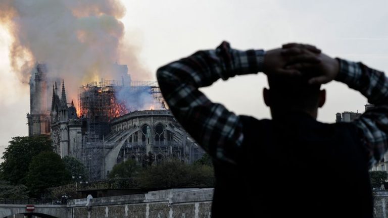 Catedrala Notre Dame în flăcări