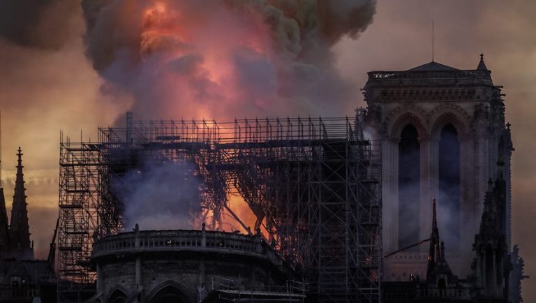 Catedrala Notre Dame în flăcări