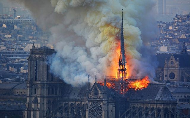 Catedrala Notre Dame în flăcări