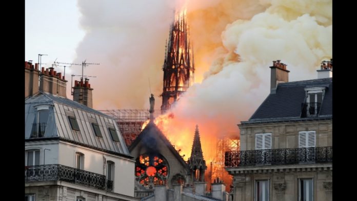 Catedrala Notre Dame în flăcări