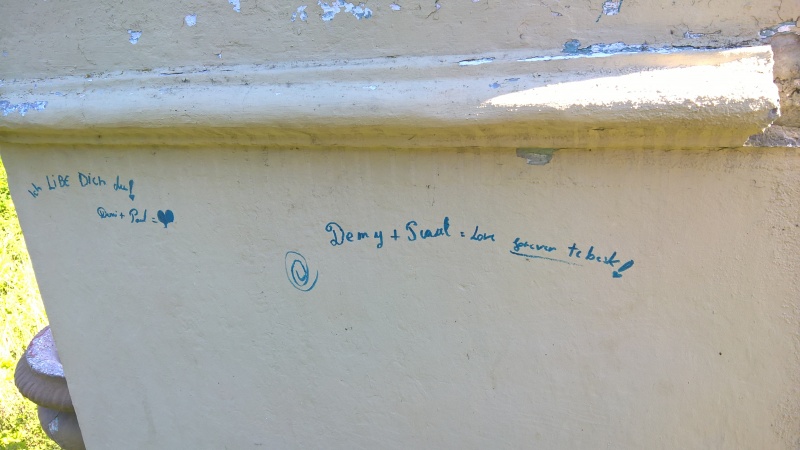 Pe spatele obeliscului, inscripții de amor. Unii au murit, alții s-au iubit.