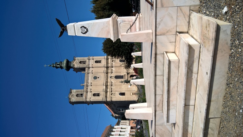 Monumentul ostașilor sovietici și catedrala armenească. Două turnuri nepereche.
