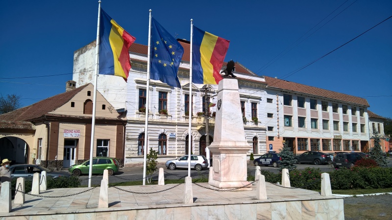 Monumentul ostașilor sovietici și Primăria Dumbrăveni