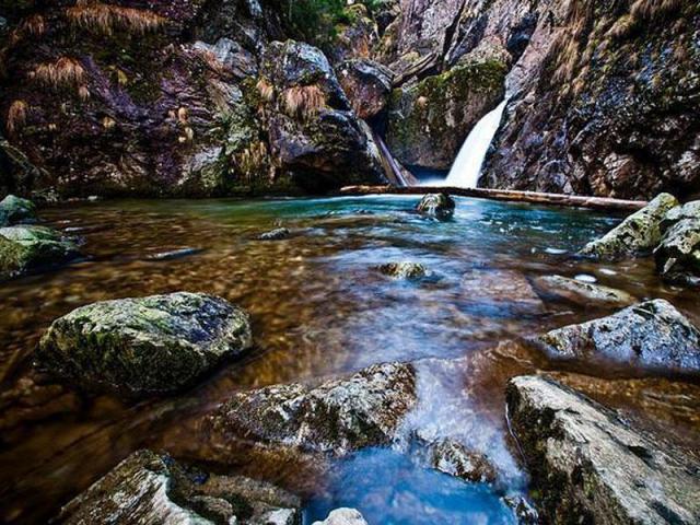 Locul 3: Cascada Iadolina