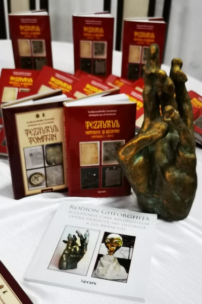 Masa cu cărți și sculptura