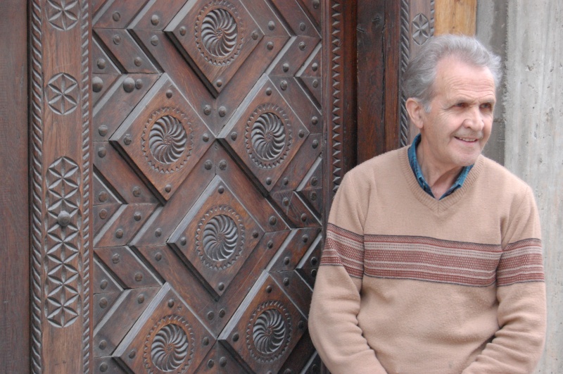 Nicolae Purcărea în poarta casei, cioplită de el - Șcheii Brașovului 