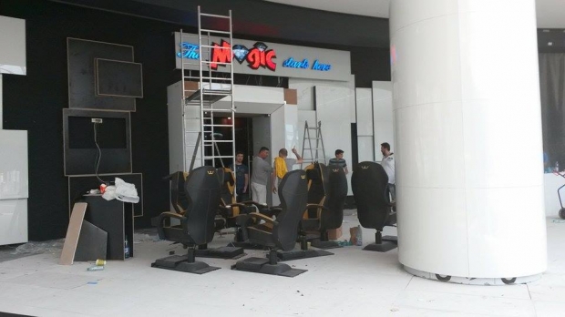 Mall inaugurat printre săpături și schele