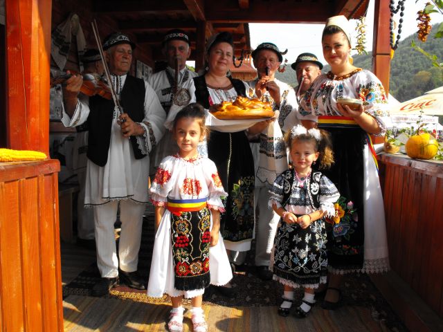 Familia se pregătește de Sărbătoare