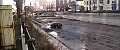 Imagini virale pe Internet: Un șofer se plimbă fără probleme cu SUV-ul prin albia secată a râului Dâmbovița