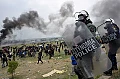 Violențe în taberele de imigranți din nordul Greciei! Poliția a recurs la gaze lacrimogene pentru a-i opri pe refugiați să treacă în Macedonia de Nord