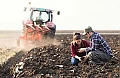 Fermierii care angajează doi tineri lucrători în agricultură pe o perioadă de cel puțin 12 luni primesc de la MADR sprijin financiar lunar pentru fiecare persoană astfel angajată. Un milion de lei sunt puși la bătaie prin programul guvernamental