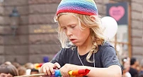 Suedia, țara care lucrează activ la deconstruirea genului: băiețeii, învățați să poarte rochii, fetițele, ajutate să se comporte ca băieții