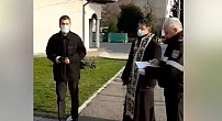 Imagini cu autoritățile în acțiune în incinta unei biserici din Râmnicu Vâlcea: Mi-a murit soțul, să nu-l pomenesc? Nu aveți voie doamnă!