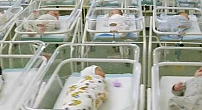 Sute de nou-născuți din mame-surogat la comanda unor occidentali bogați, inclusiv homosexuali, sunt lăsați de izbeliște în Ucraina din cauza închiderii granițelor, impuse de coronavirus