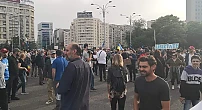 Sute de persoane la protestul împotriva încălcării drepturilor și libertăților cetățenilor: S-a scandat „Libertate” și „Poporul român, adevăratul stăpân” (VIDEO/FOTO). Sâmbătă se anunță proteste în toate orașele țării