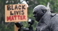 Dubla-măsură, în lumina zilei: Englezii care au ieșit în stradă să apere statuile și monumentele, sunt numiți extremiști care „pun în pericol vieți” pentru că nu respectă distanțarea socială. Cei care dărâmă sunt doar „activiști anti rasism”