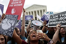 Sentința care aruncă în aer America: Avortul NU este un Drept Constituțional - Trump: „Dumnezeu a luat această decizie!”