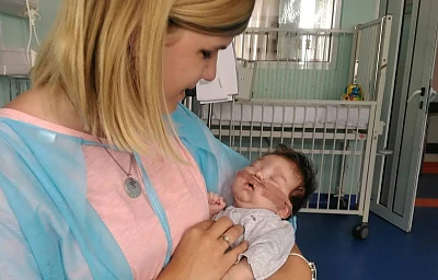 Asociația Blondie caută voluntare care să petreacă timp alături de copiii internați singuri în maternități și secții de pediatrie
