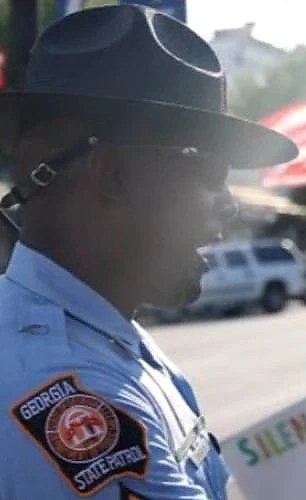 Un polițist de culoare din SUA a refuzat să îngenuncheze la protestele în memoria lui George Floyd: ”Nu stau în genunchi decât în fața lui Dumnezeu”