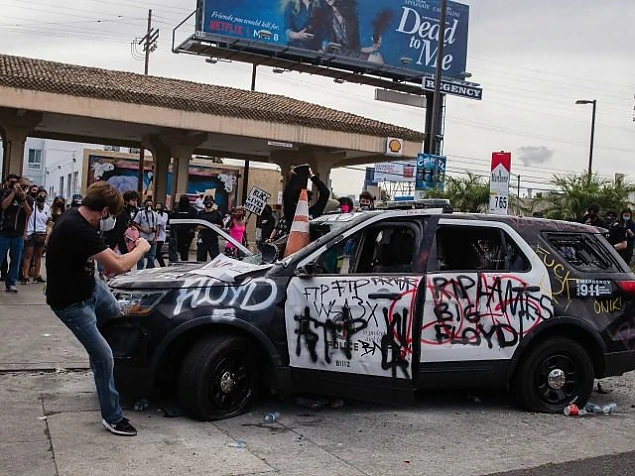 FOTO: Un alb lovește mașina poliției americane/Breitbart