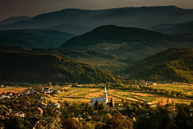 Peisaj cu Biserica și satul Bârsana, de Alexandru Privigyei, Premiul I la Concursul de Fotografie ActiveNews „Dulce Românie”