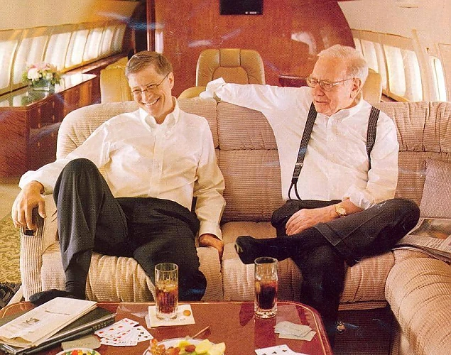 Bill Gates și Warren Buffet militând pentru salvarea mediului din avioanele lor private ultra-poluante
