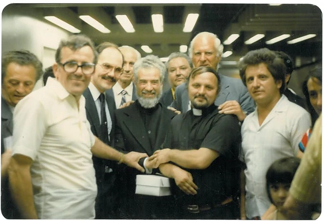 Grigore Caraza (stânga, cu ochelari) și alți membri ai comunității românești din America, între care Zahu Pană (st) și Liviu Butura (dr), la întâmpinarea Părintelui Gheorghe Calciu, pe aeroportul JFK din New York, 9 august 1985