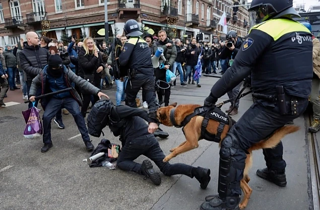 Record amount Raincoat NAZISMUL VACCINIST ÎN ACȚIUNE: Câini-lupi asmuțiți pe demonstranții  anti-vaccin din Amsterdam se înfig năpraznic într-un manifestant. Totul  pentru sănătatea lui și a noastră. VIDEO CU IMPACT PUTERNIC EMOȚIONAL |  ActiveNews