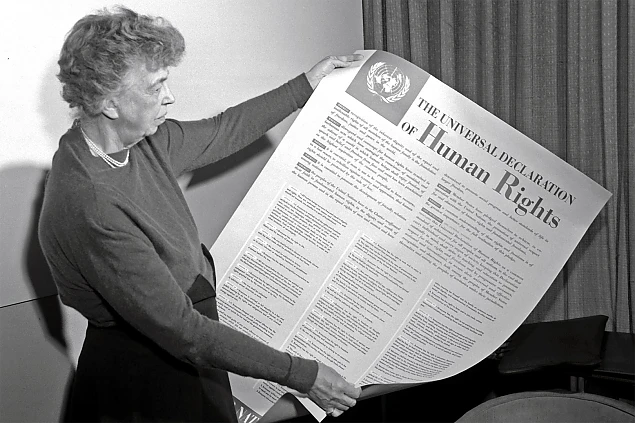 Foto: Eleanor Roosevelt cu Declarația Universală a Drepturilor Omului